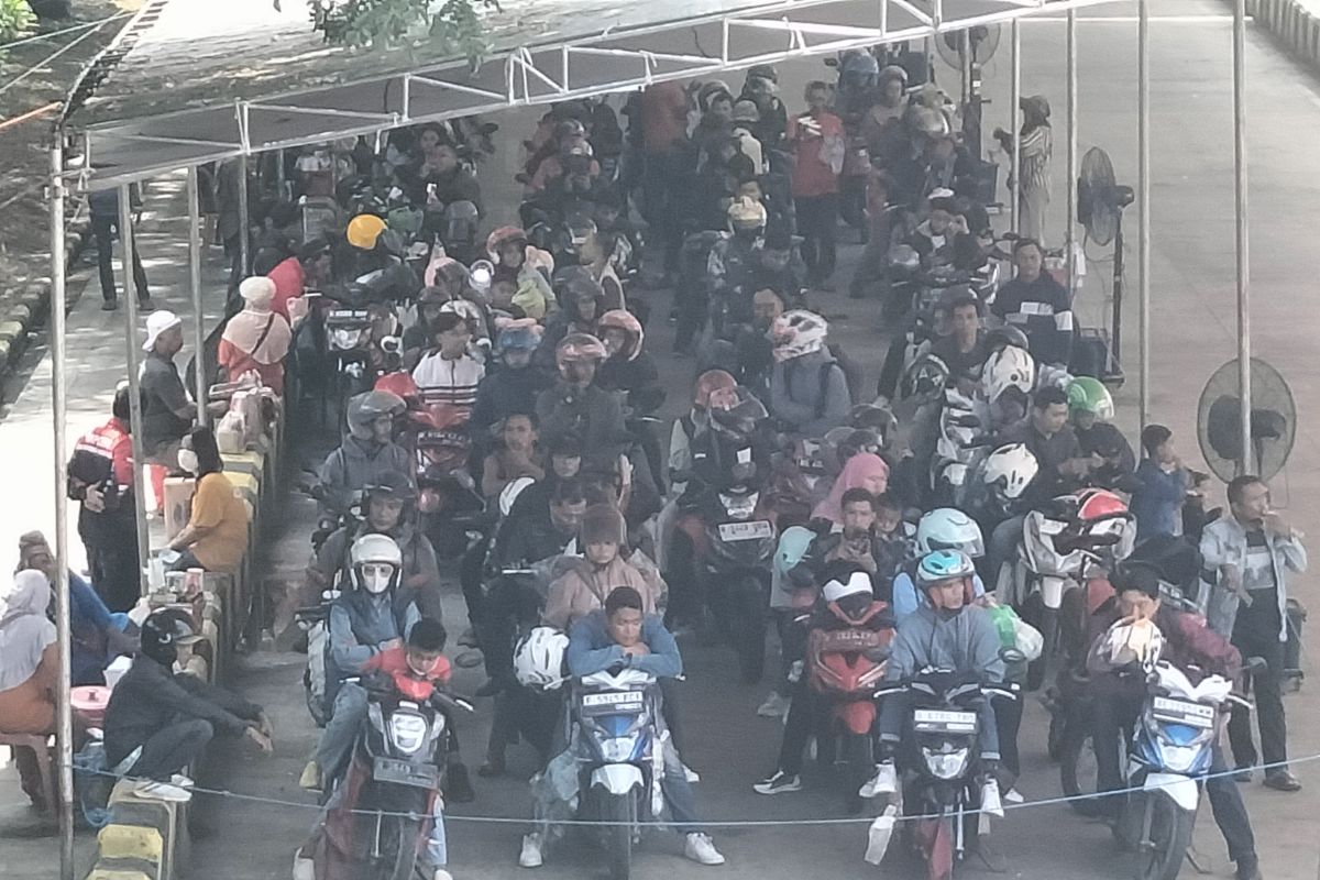 Pemilir roda dua terus padati Pelabuhan Bakauheni pada H+6 Lebaran