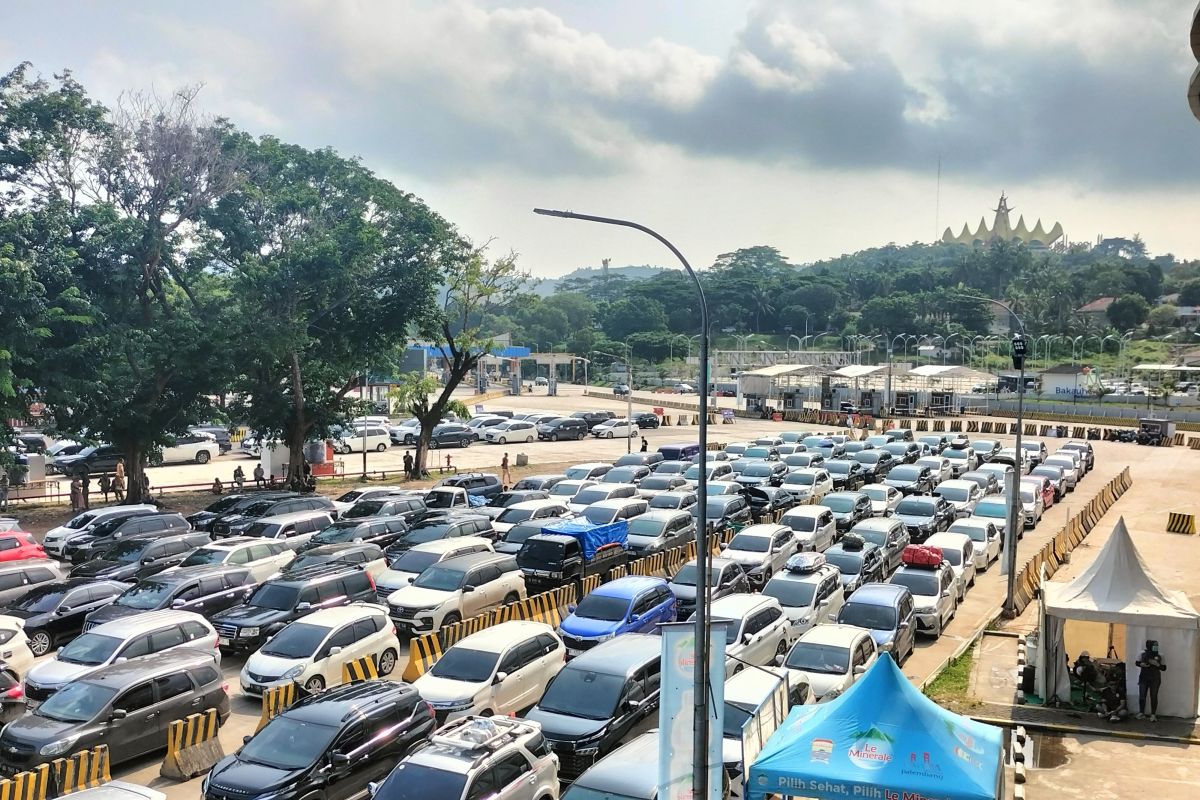 Kantong parkir dermaga eksekutif Pelabuhan Bakauheni dipadati kendaraan pada H+6 Lebaran