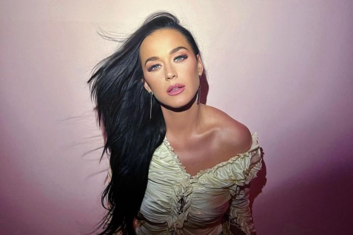 Katy Perry hampir jatuh dari alat peraga terbang di tur 