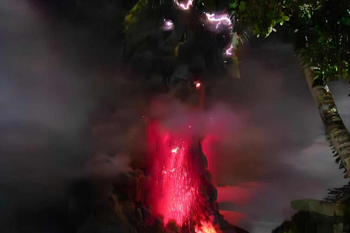 Gunung Ruang muntahkan abu vulkanik setinggi 3 km