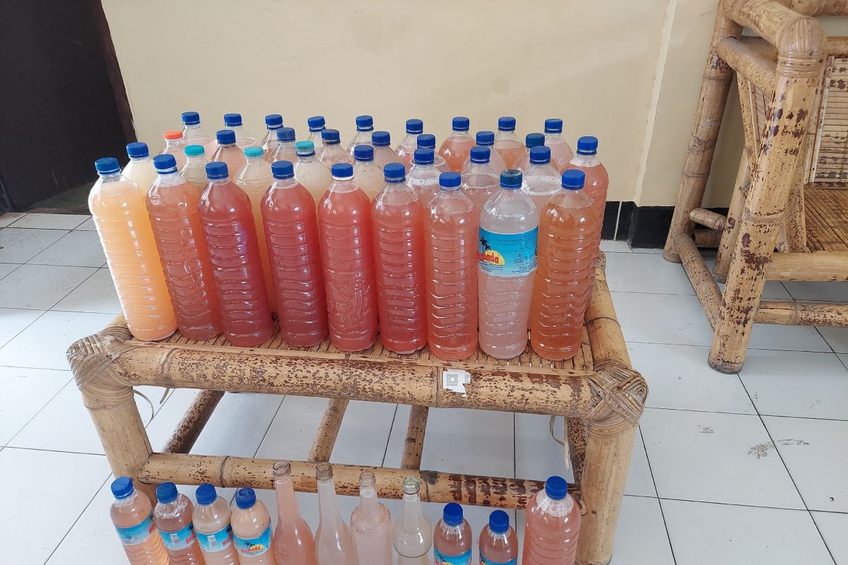 Polisi sita ratusan botol minuman beralkohol dari razia kafe di Mataram