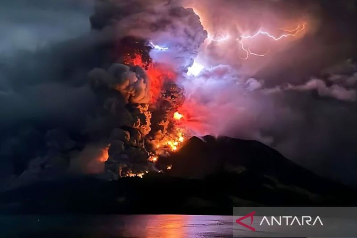 Badan Geologi pantau dari dekat Gunung Ruang secara intensif