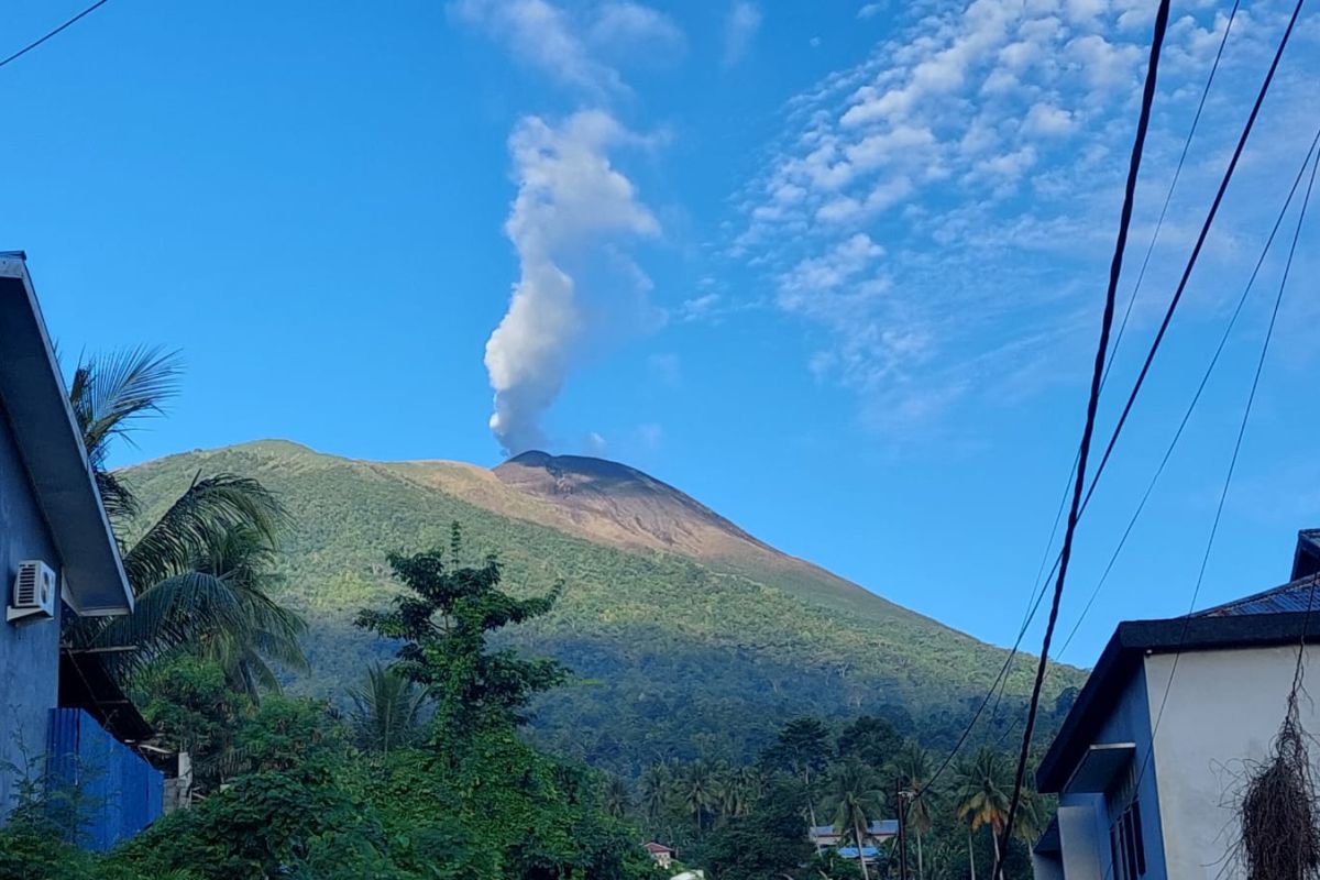 Warga diimbau tak beraktivitas di sekitar lereng gunung api Gamalama