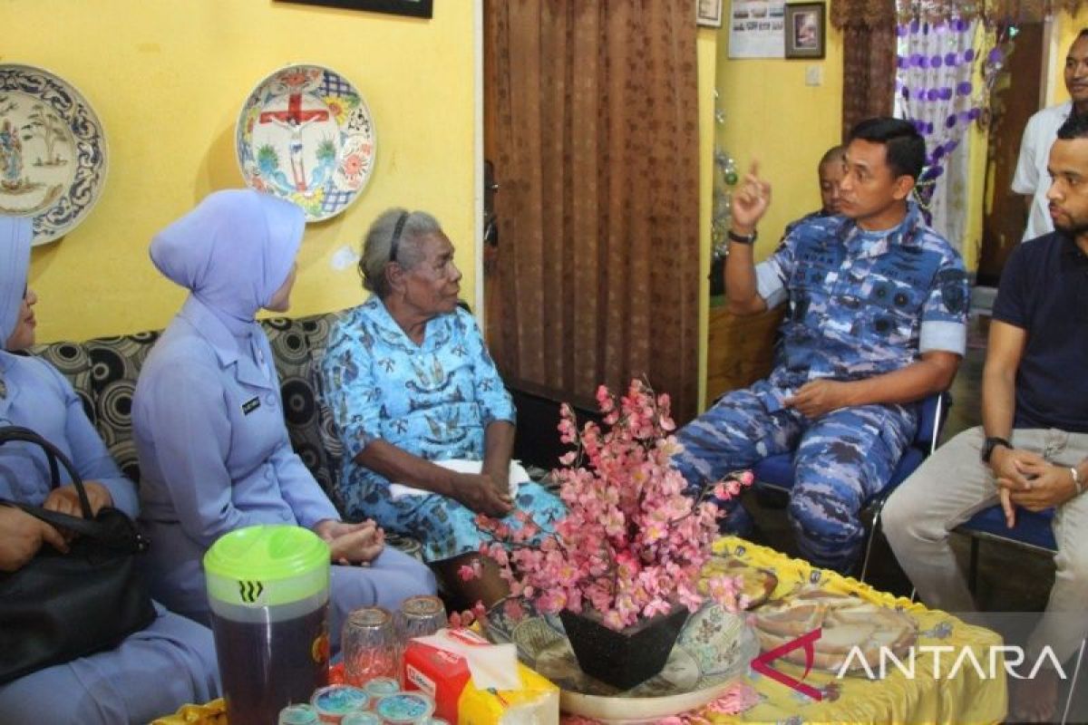 Lanud Jayapura beri perhatian keluarga pahlawan nasional dari Papua