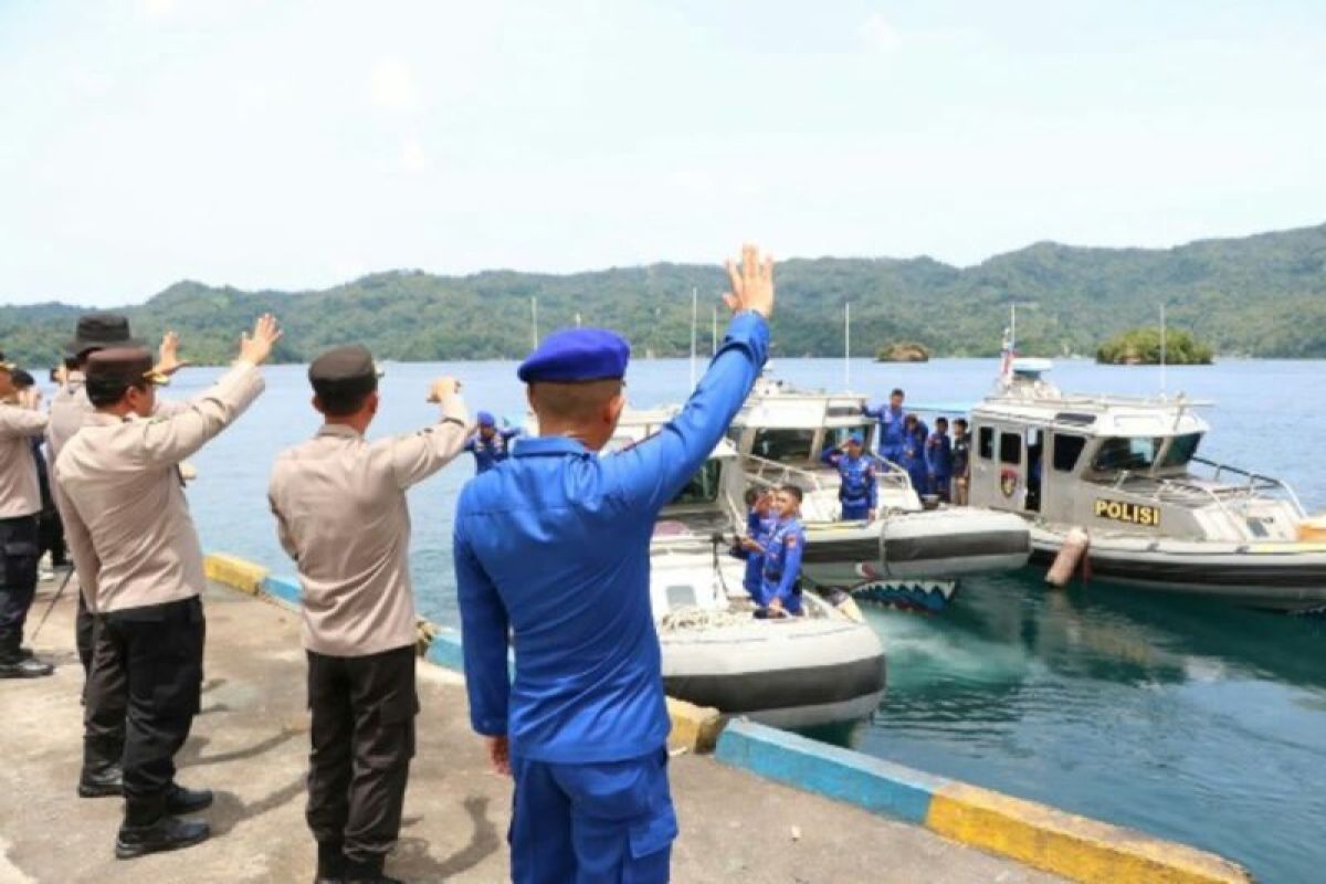 Polda Sulut kirim personel dan logistik bantu warga terdampak erupsi Gunung Ruang