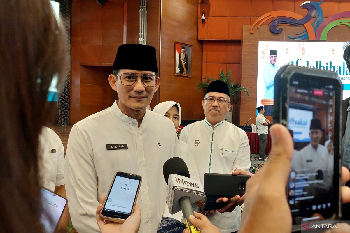 Menteri Sandiaga Uno minta wisatawan waspadai erupsi Gunung Ruang di Sitaro