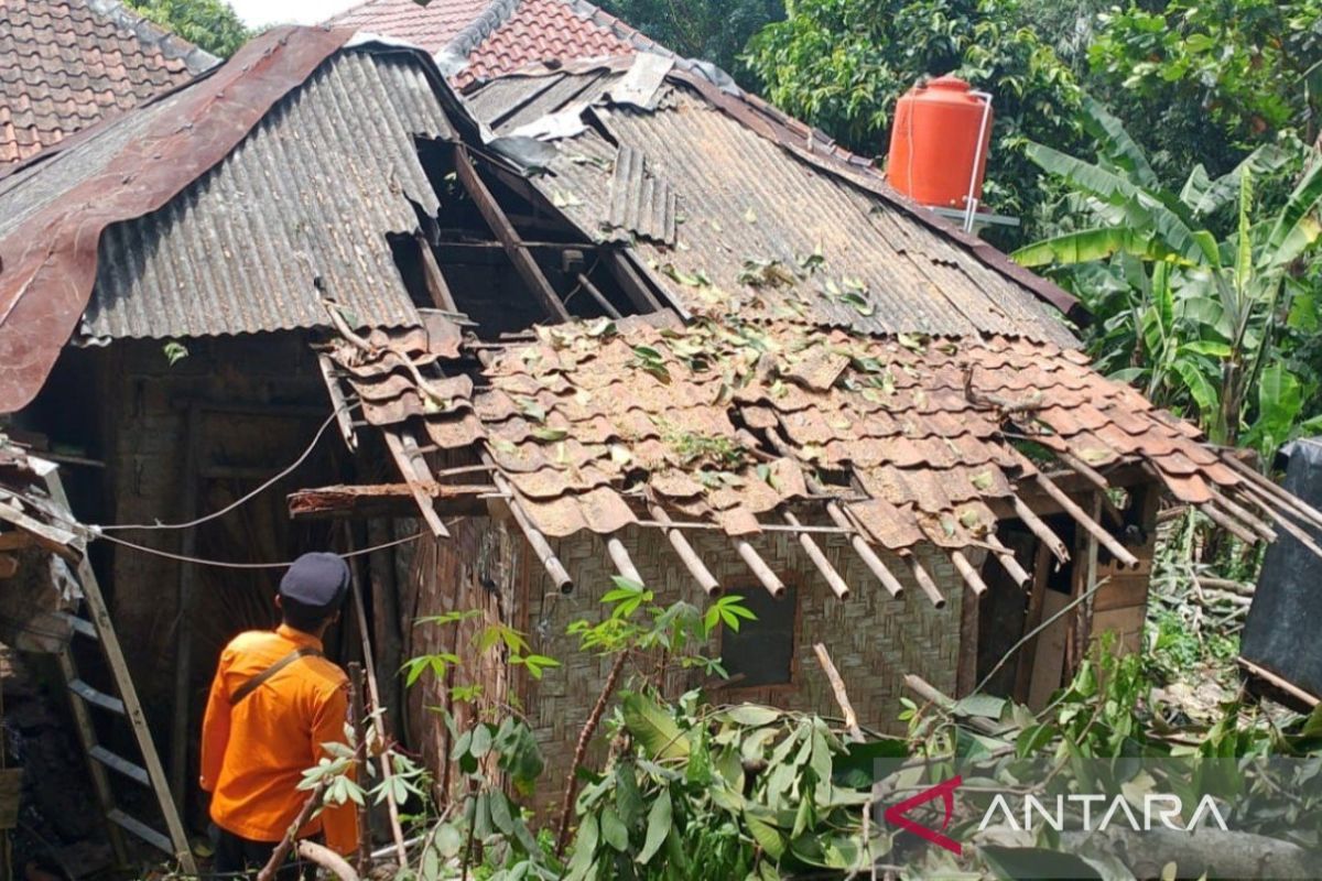 38 rumah warga rusak diterjang angin kencang