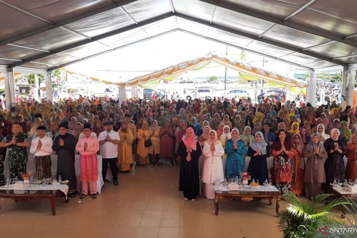 Kepri dapat rekor MURI untuk Kebaya Labuh dan kue Tepung Gomak