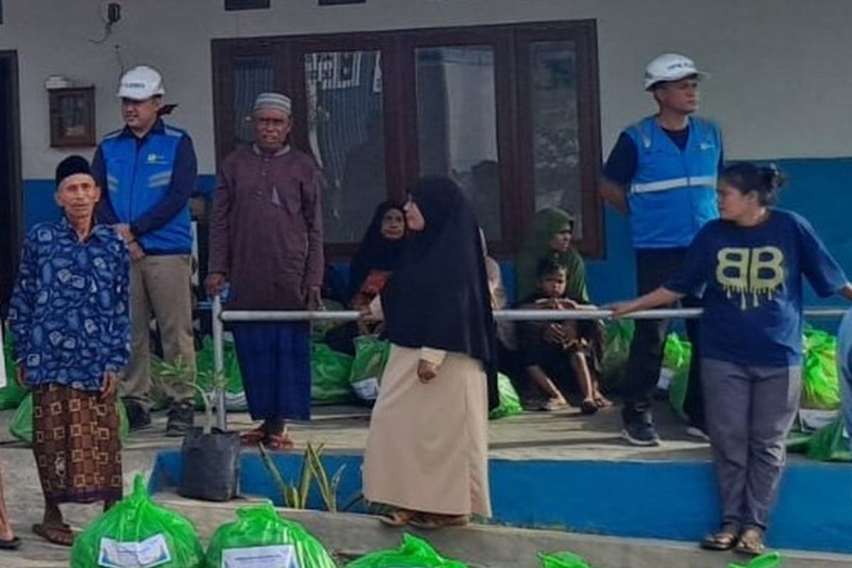 PLN berikan bantuan sosial kepada warga Pulau Ende