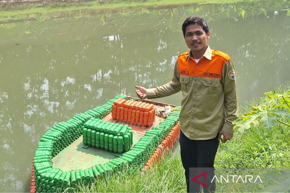 Memberdayakan botol plastik jadi perahu pengangkut sampah