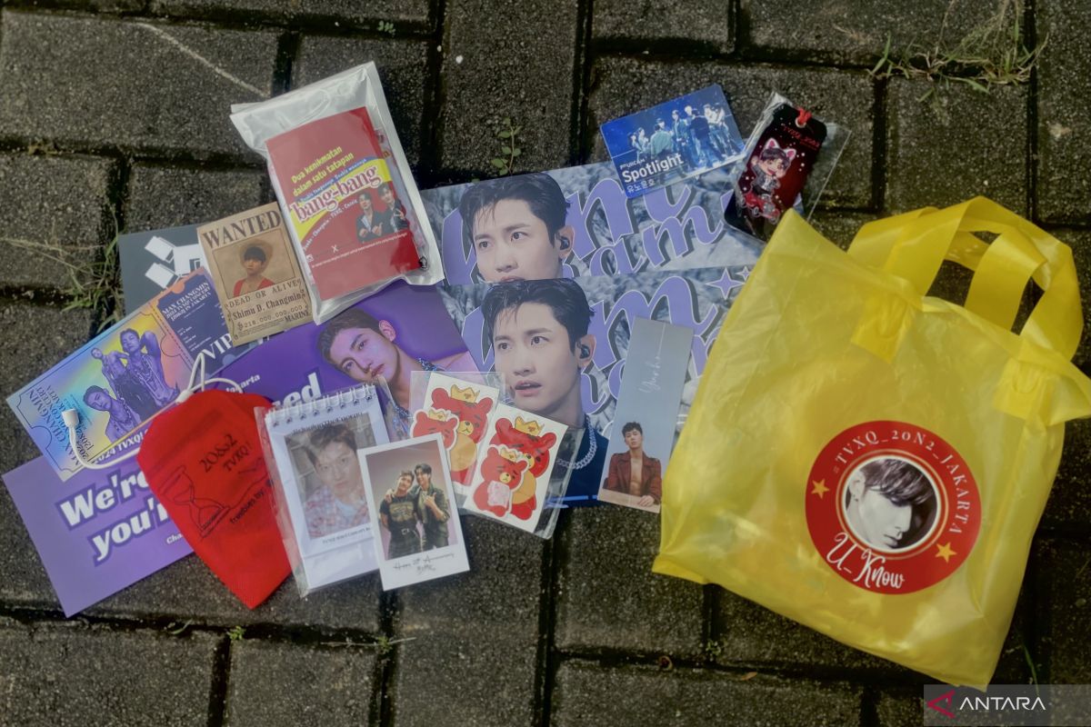 Konser TVXQ!, fans tukar menukar "freebies"