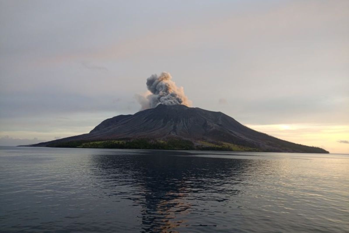 Warga diungsikan, Gunung Ruang, Sulut, keluar asap