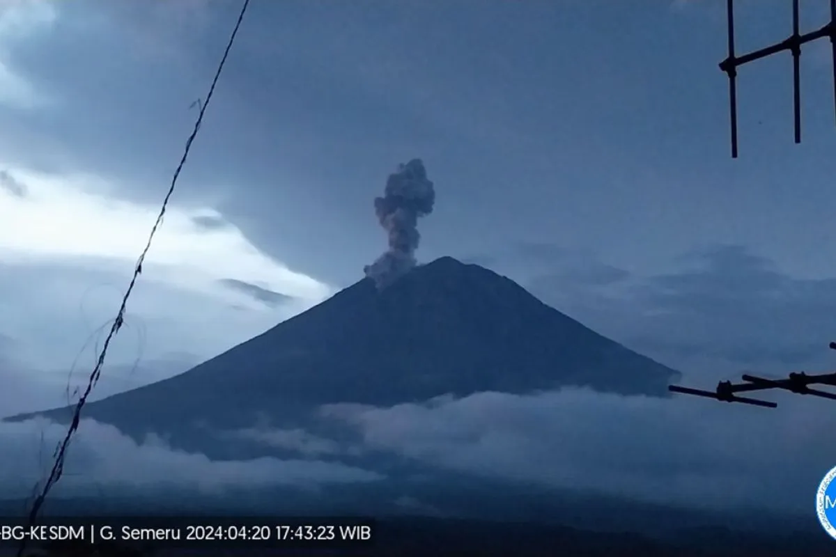 mount-semeru-erupts-ash-column-reaches-1-5-km-high