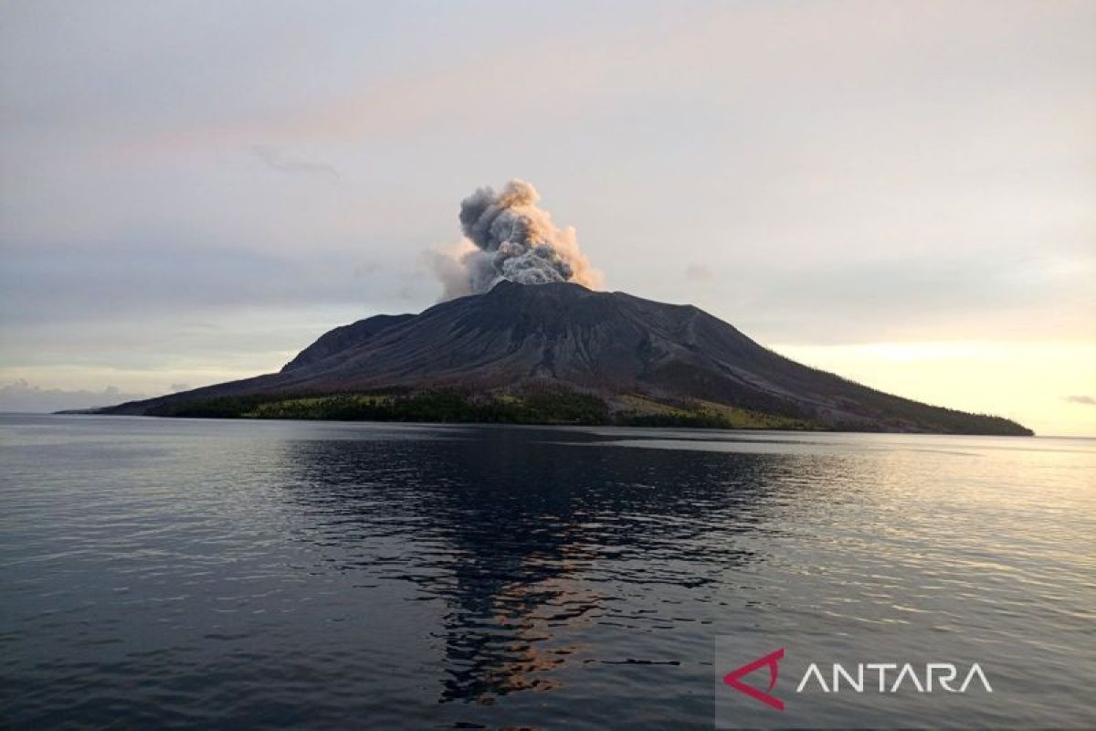 PVMBG cabut peringatan mengenai bahaya tsunami akibat erupsi Gunung Ruang