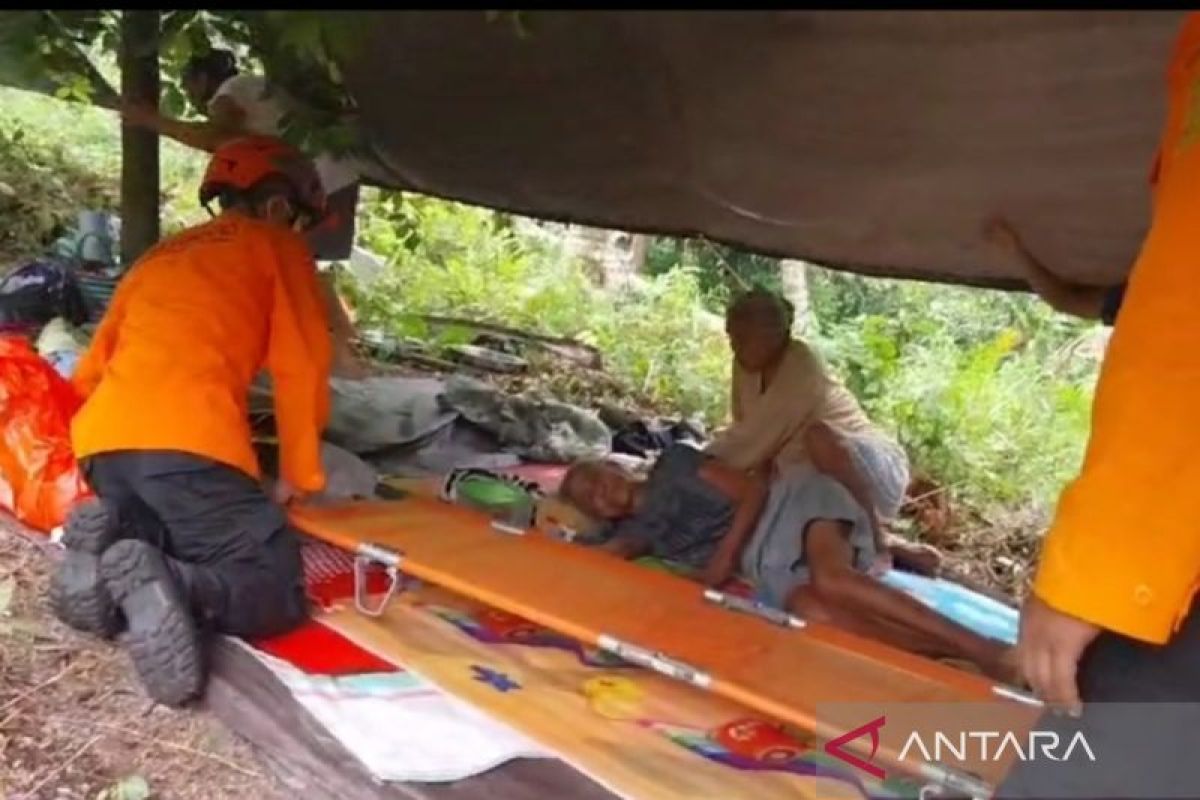 Tim SAR evakuasi seorang lansia korban erupsi Gunung Ruang Sulut