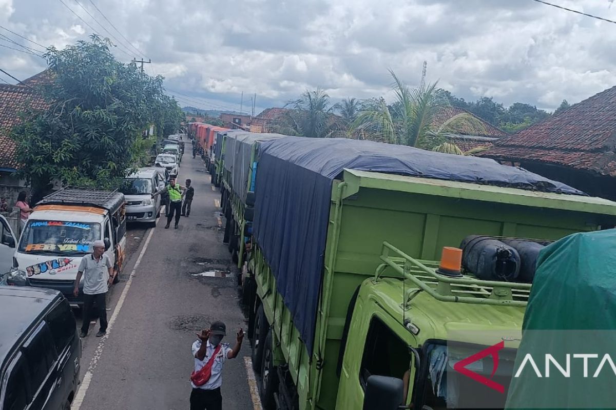 Sempat lumpuh total, Satlantas Polres OKU urai kemacetan di Jalinsum