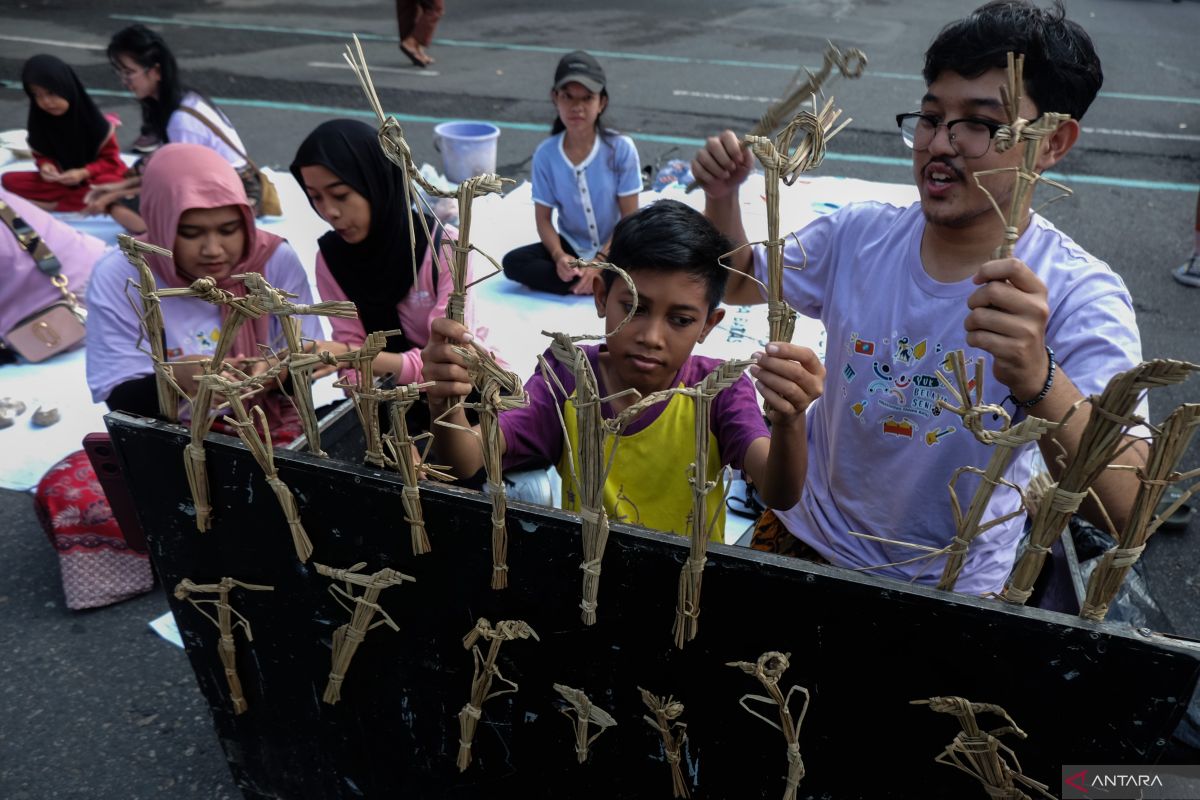 Psikolog: Orang tua dilarang kritisi anak saat eksplor dunia seni