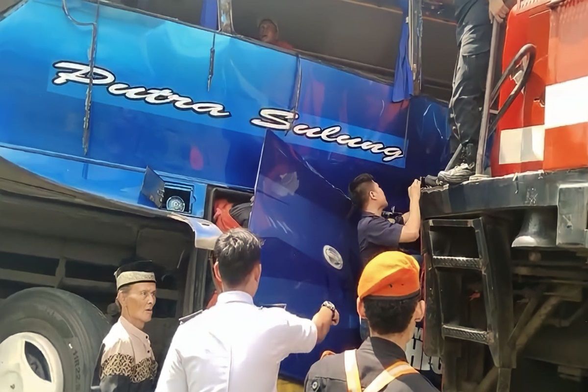 KA tabrak bus Putra Sulung di OKU Timur  Sumsel makan korban jiwa