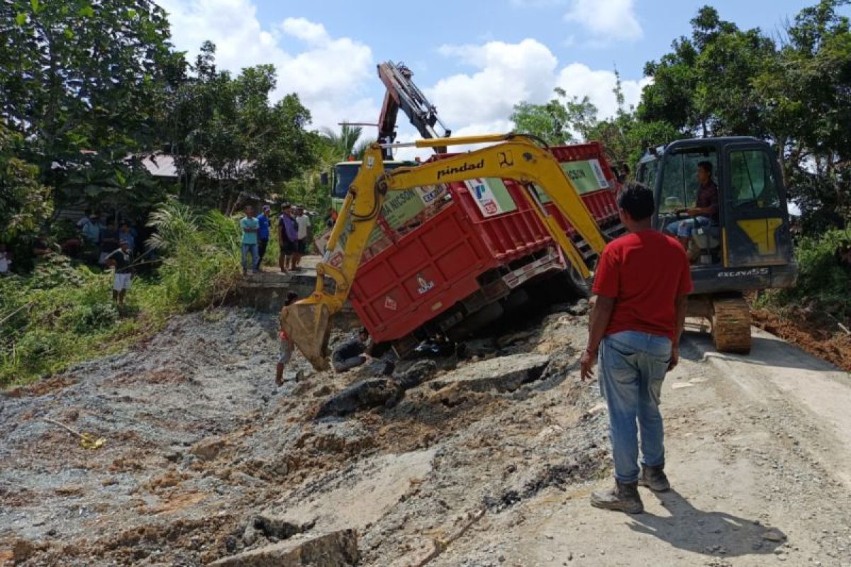 Antrean panjang  kendaraan di Lintas Kalimantan akibat longsor