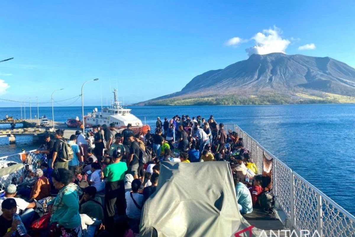 Status Gunung Ruang, Sulut, turun,  skenario evakuasi warga tetap penting