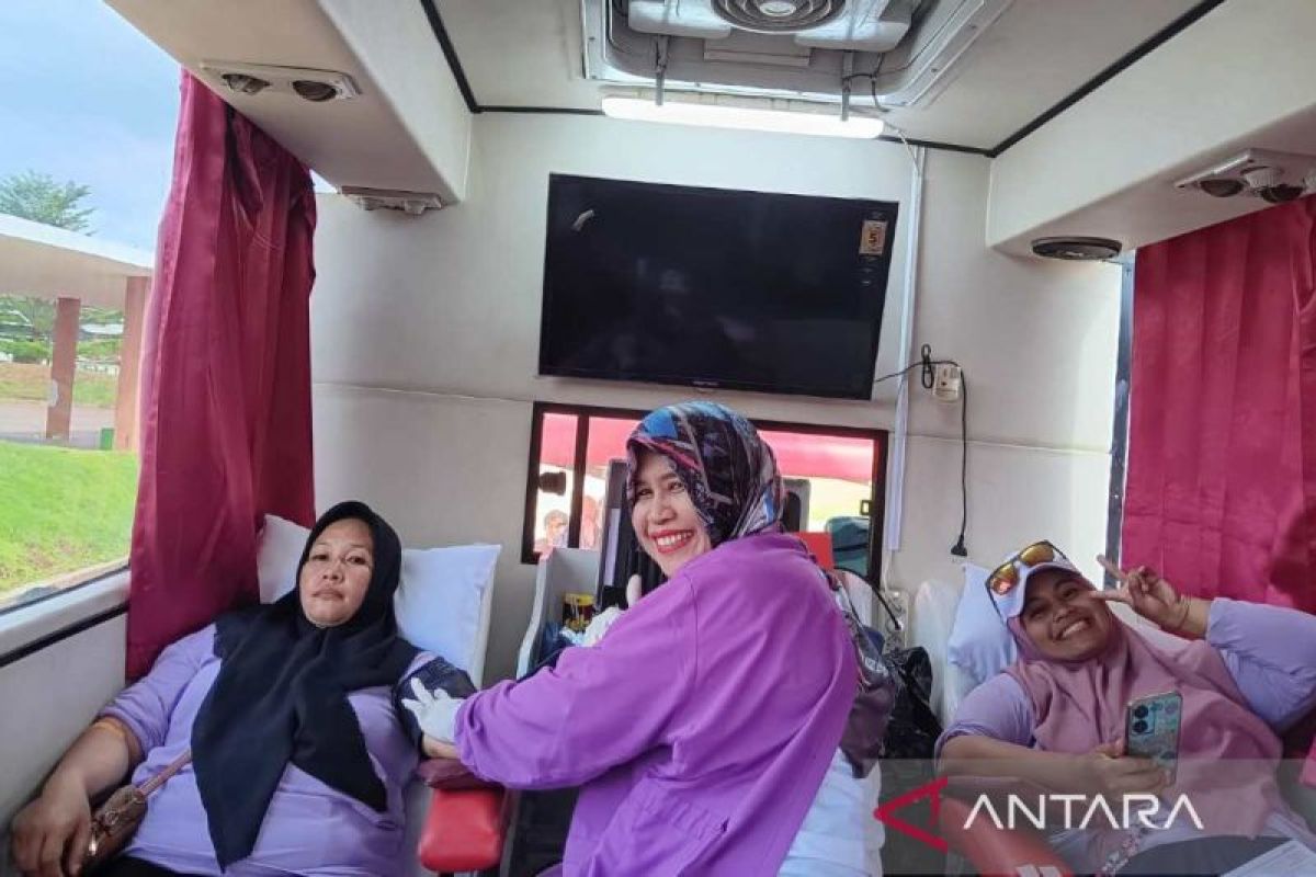 PMI Gowa menggelar bakti sosial donor darah untuk jaga stok