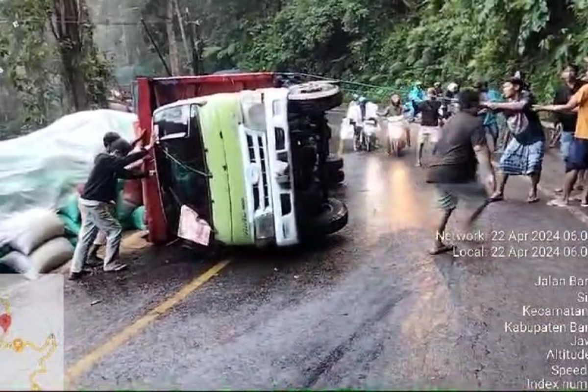 Truk pengangkut gabah tergulung dan macetkan jalur Jember-Banyuwangi