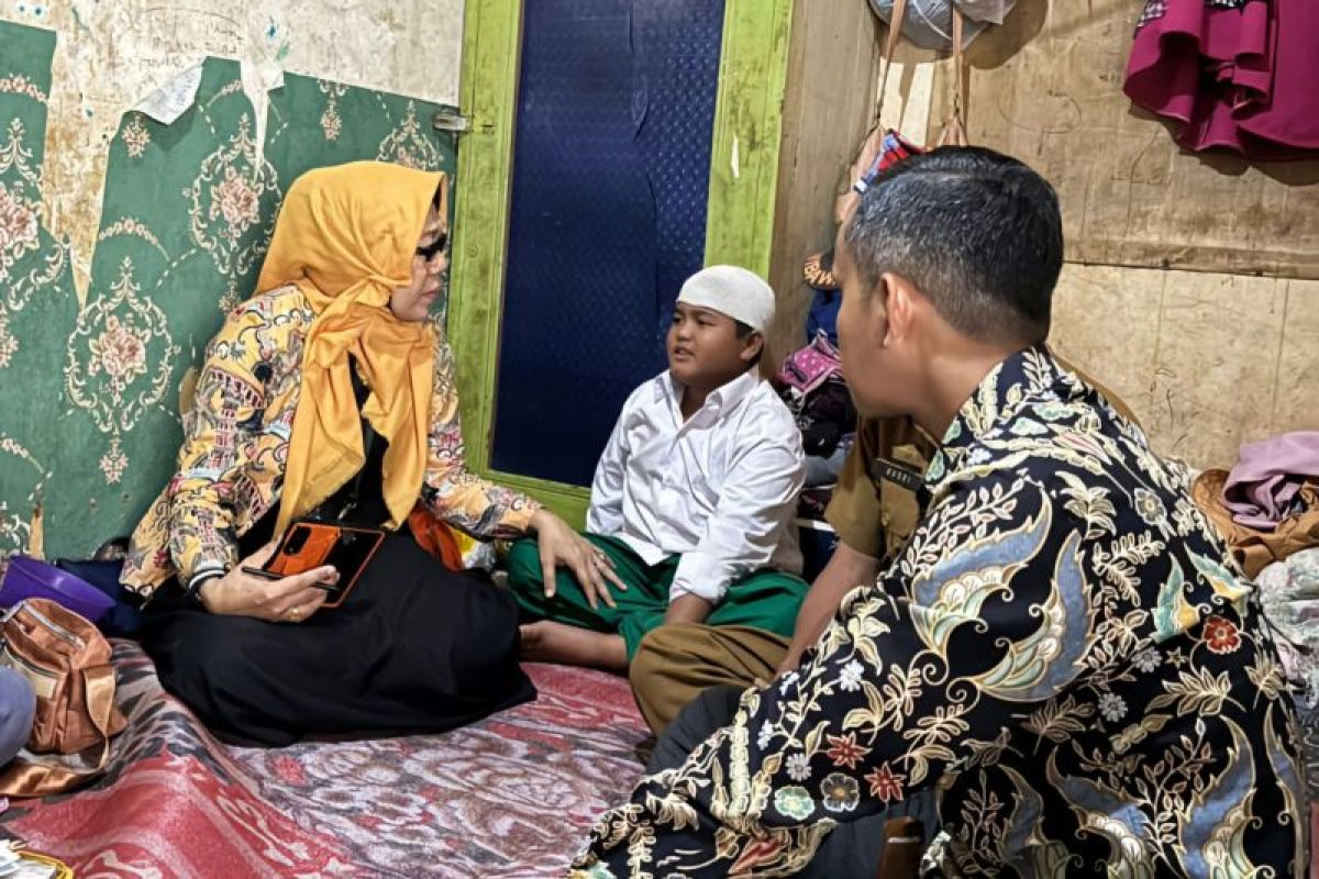 Rizky (11)  anak piatu di Palembang yang rawat tiga saudara balitanya peroleh bantuan