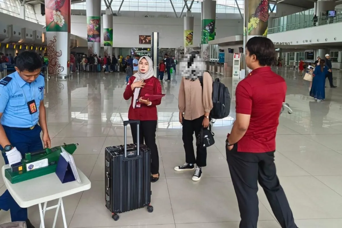 blitar-immigration-deports-teenager-to-singapore