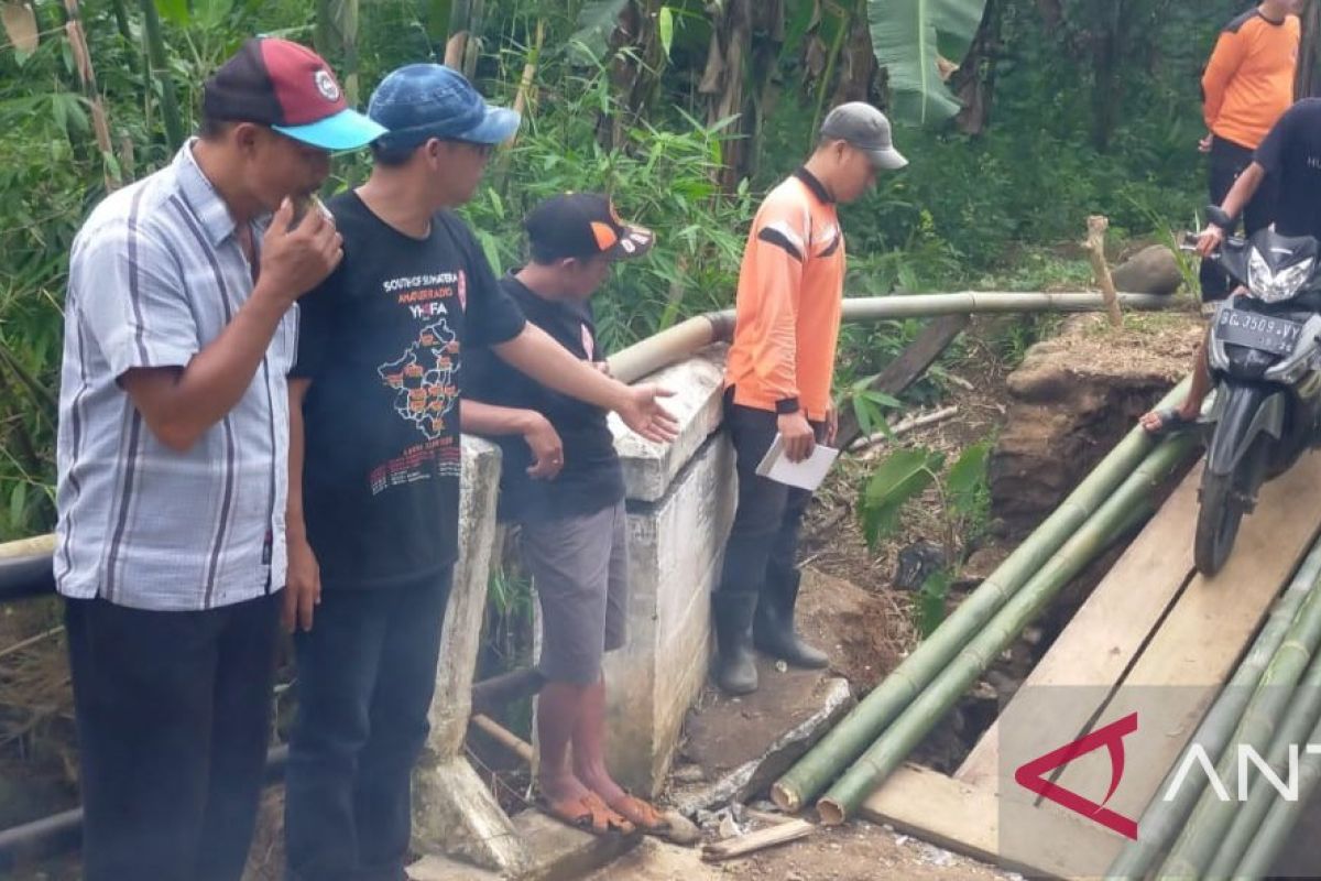 Jembatan Desa Keban Agung OKU Selatan rusak diterjang banjir