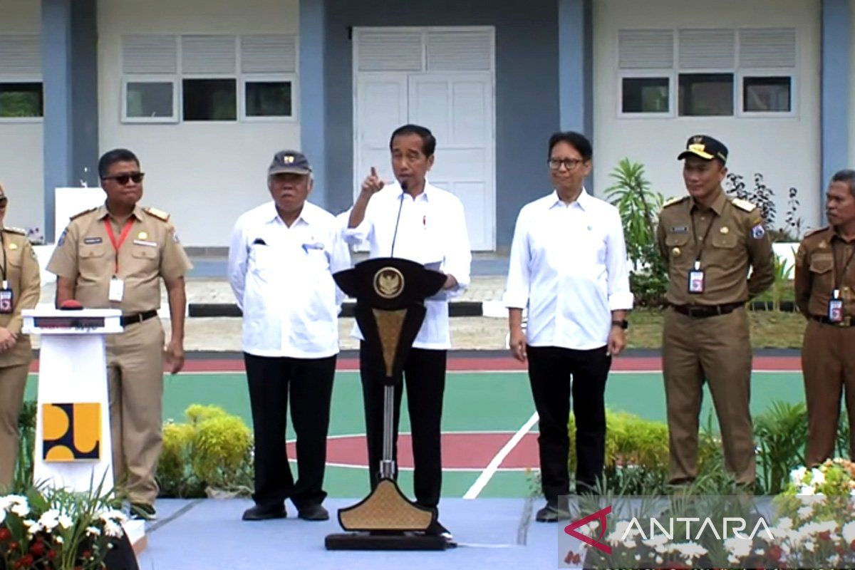 Tangkapan layar - Presiden Joko Widodo didampingi Menteri PUPR Basuki Hadimuljono dan Menteri Kesehatan Budi Gunadi Sadikin saat meresmikan 147 bangunan rehabilitasi dan rekonstruksi pascagempa bumi Sulawesi Barat, di SMK 1 Rangas Kecamatan Simboro, Kabupaten Mamuju, Sulawesi Barat, Selasa (23/4/2024). ANTARA/Andi Firdaus/aa.