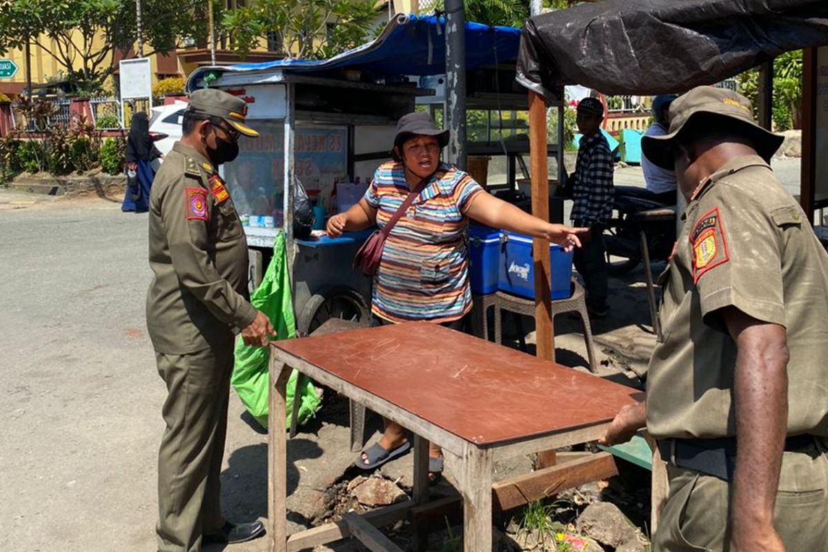 Satpol PP Kota Jayapura tertibkan PKL jual di jalan protokol