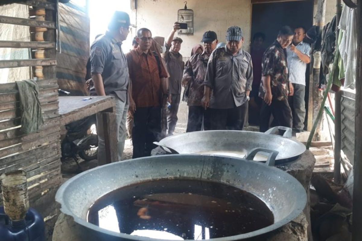 Balitbangda Pasaman Barat pelajari pembuatan gula merah dari sawit