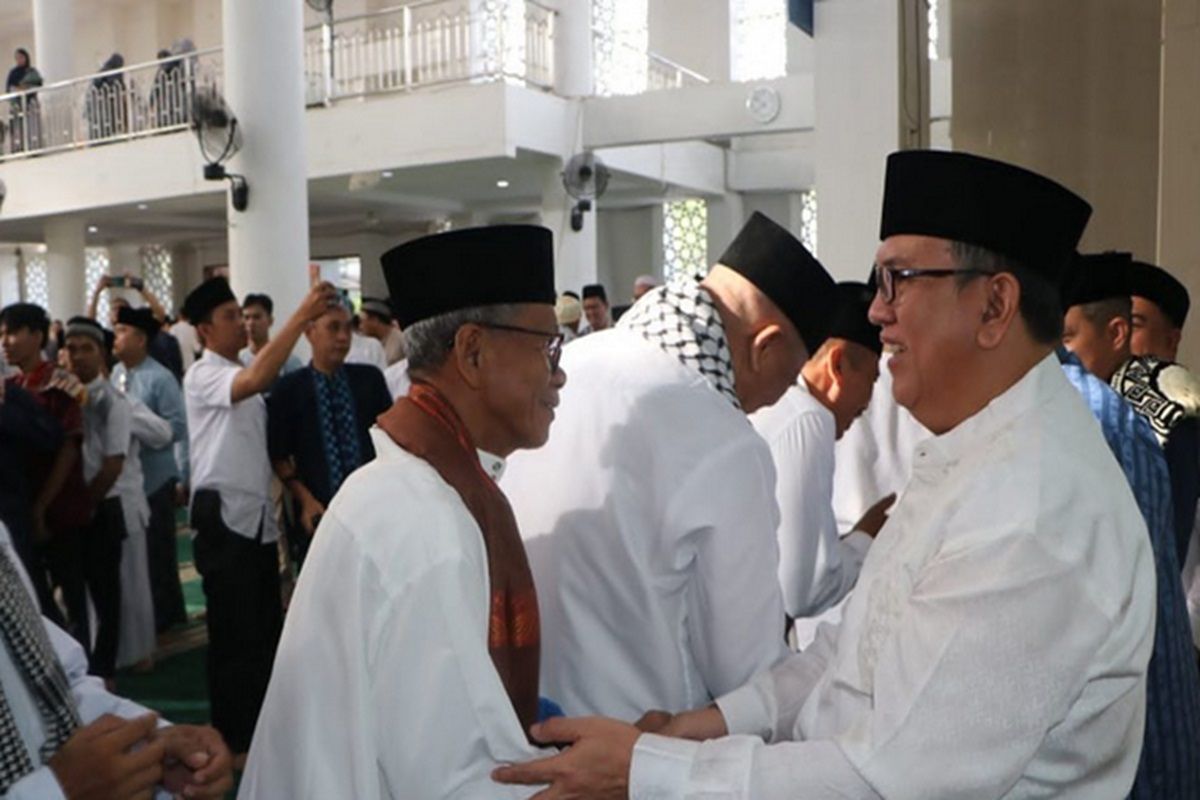 Pj Bupati Muara Enim shalat id di Masjid Agung