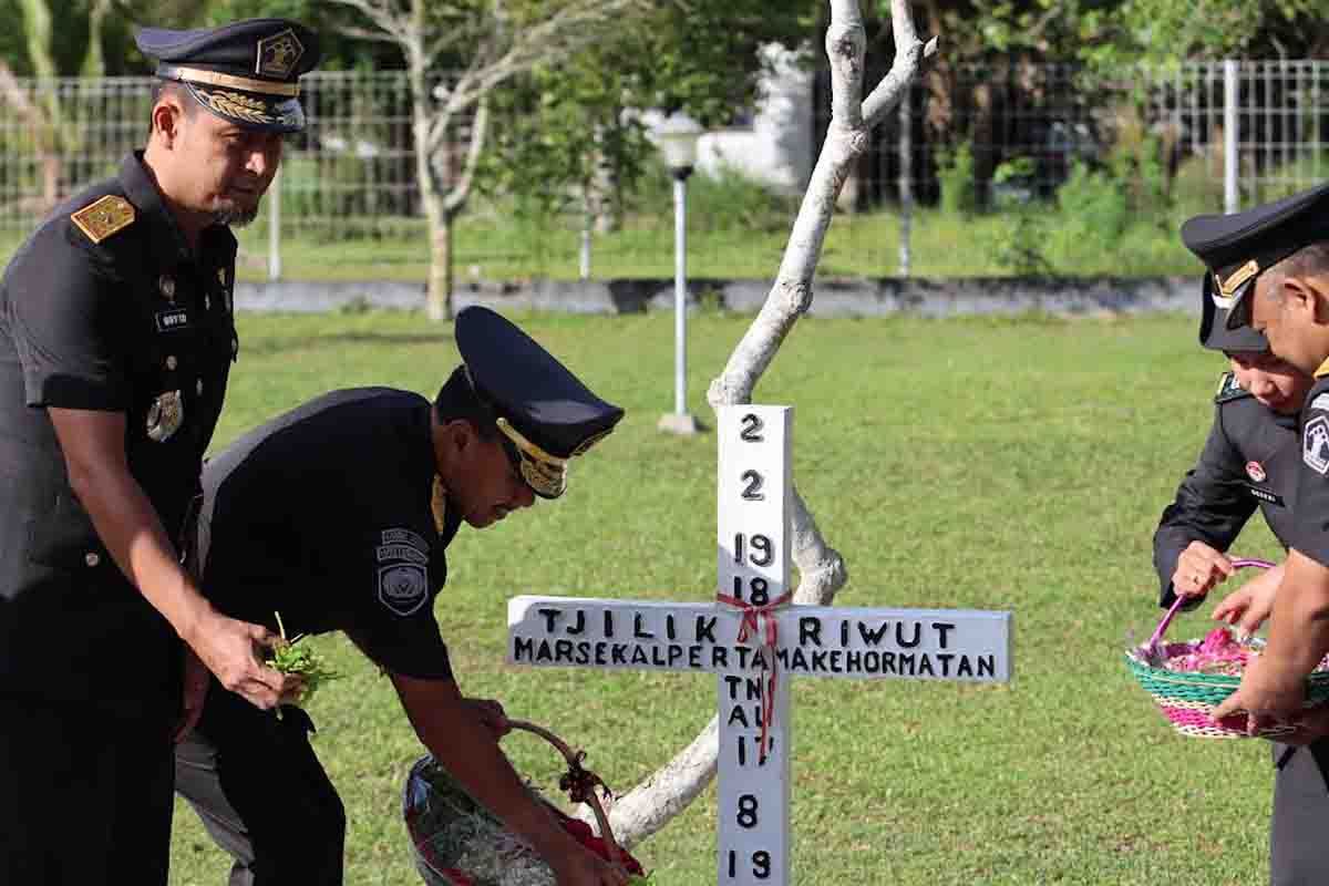 Peringati Hari Bakti Pemasyarakatan, Kemenkumham Kalteng tabur bunga di makam pahlawan