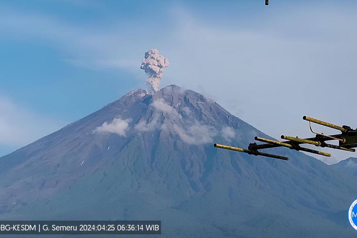 Gunung Semeru erupsi empat kali lontarkan abu vulkanik hingga 1.000 meter
