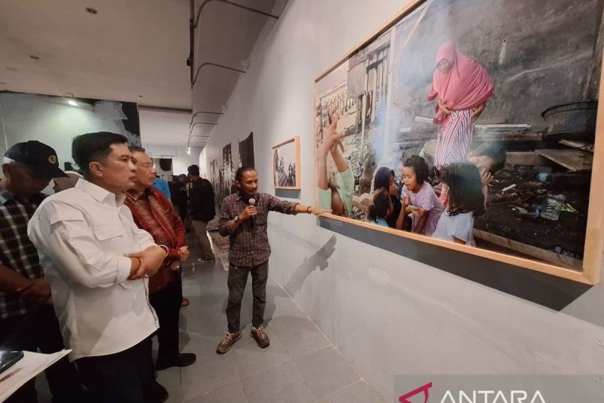 Hadiri Pameran Fotografi dan Seni Rupa di Taman Budaya, Ekos Albar Menangkan Lelang Foto