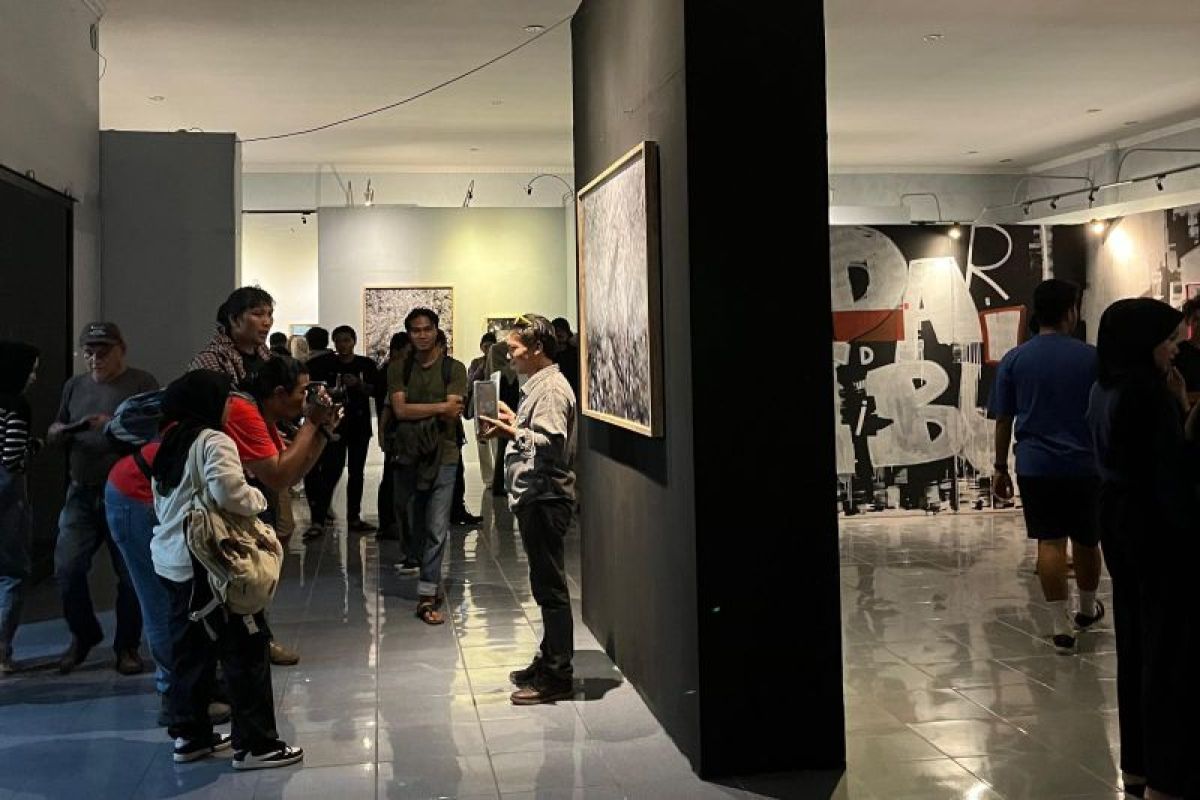 Pameran Foto dan Seni Rupa "Di Bawah Kuasa Naga" Resmi Dibuka