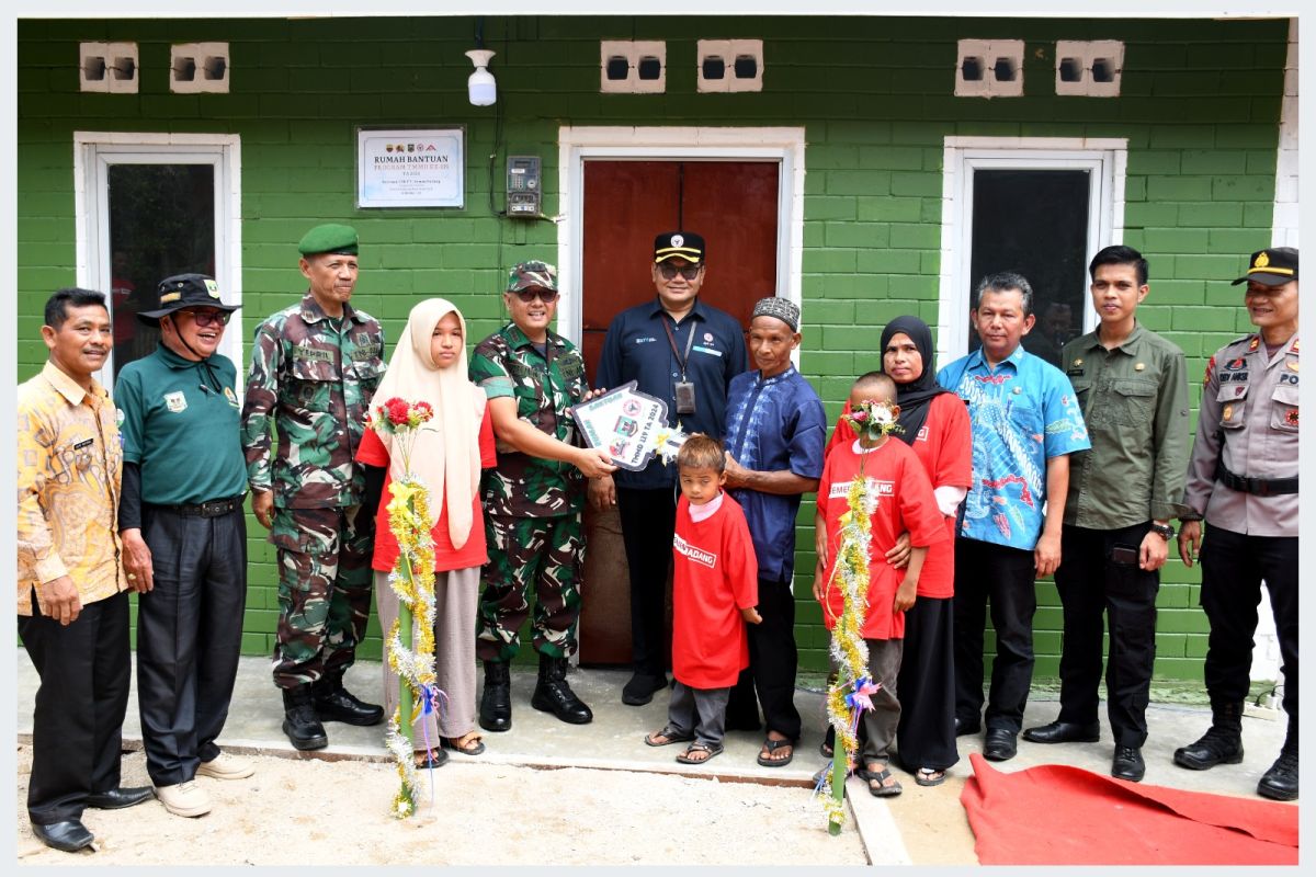 Tangisan Netri tak terbendung, setelah terima rumah bantuan program TMMD dari Semen Padang