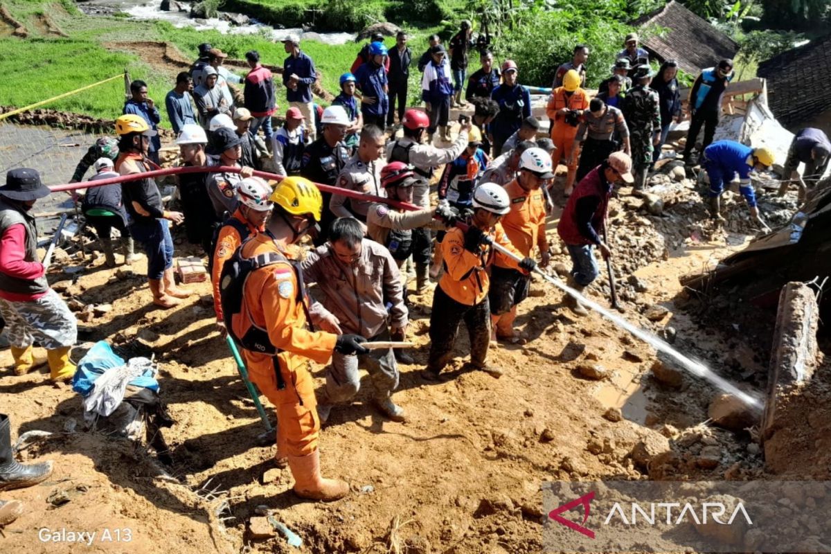 Masyarakat di daerah rawan longsor Indonesia harus siaga bencana