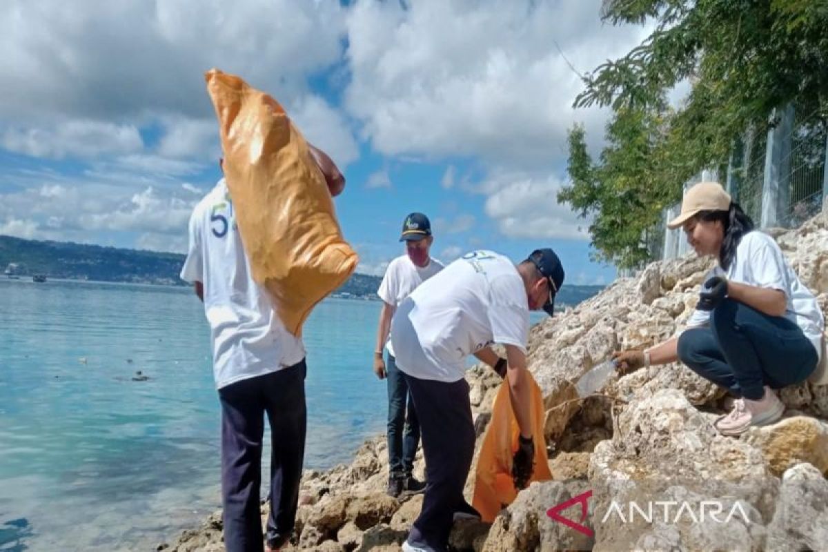 PT ASDP Baubau bersih sampah di laut dan pantai Pelabuhan Waara