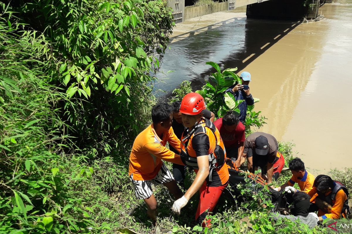 Kakek pencari batu sungai yang tenggelam di Lahat ditemukan