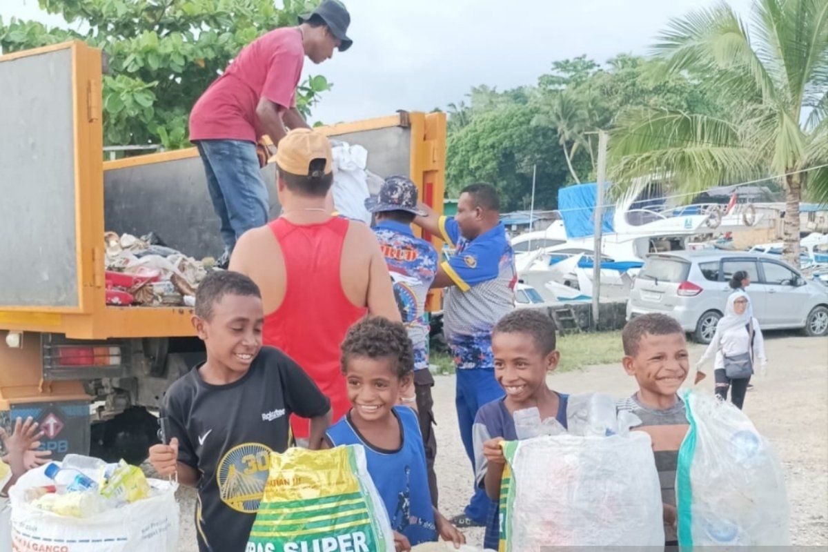 DLH Biak edukasi warga kelola limbah sampah rumah tangga