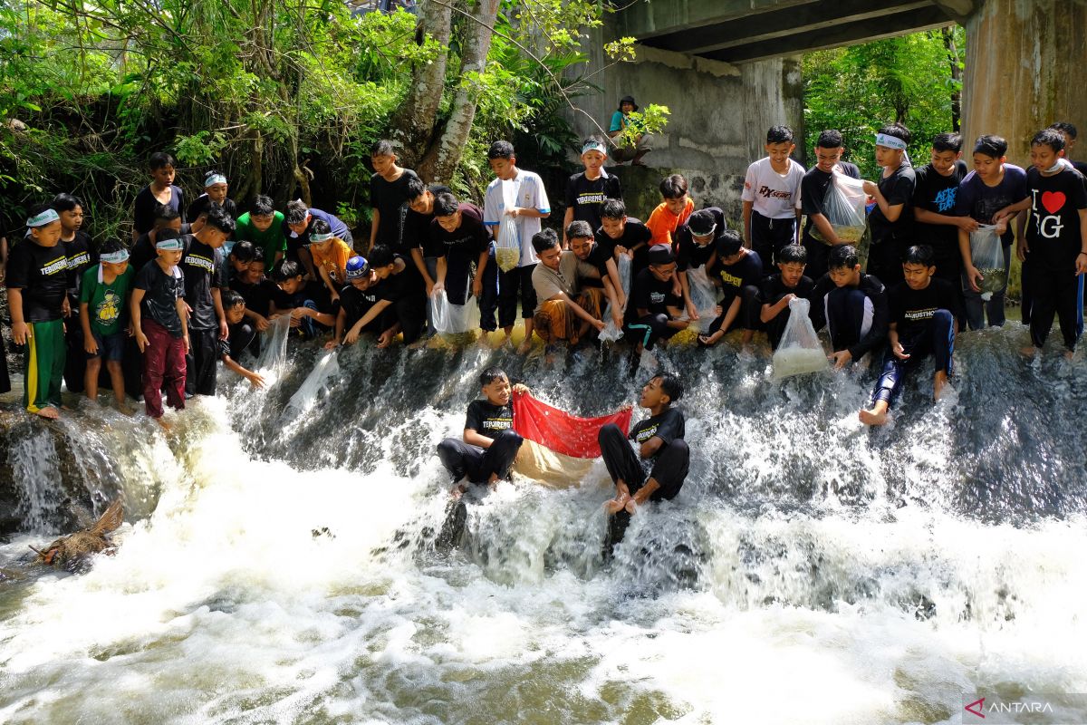 Santri ikut bersih- bersih sungai dan tebar benih ikan lestarikan alam Temanggung