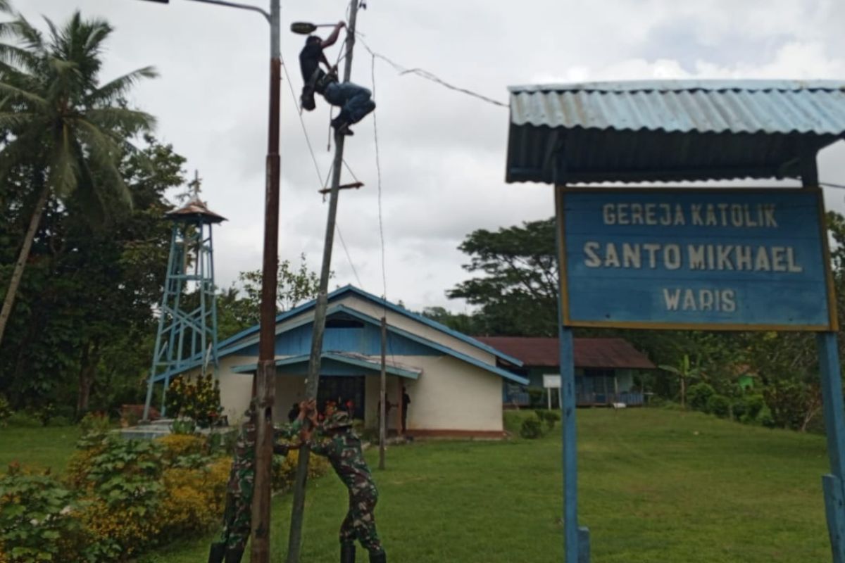 Satgas Pamtas RI-PNG membantu warga Keerom pasang instalasi listrik