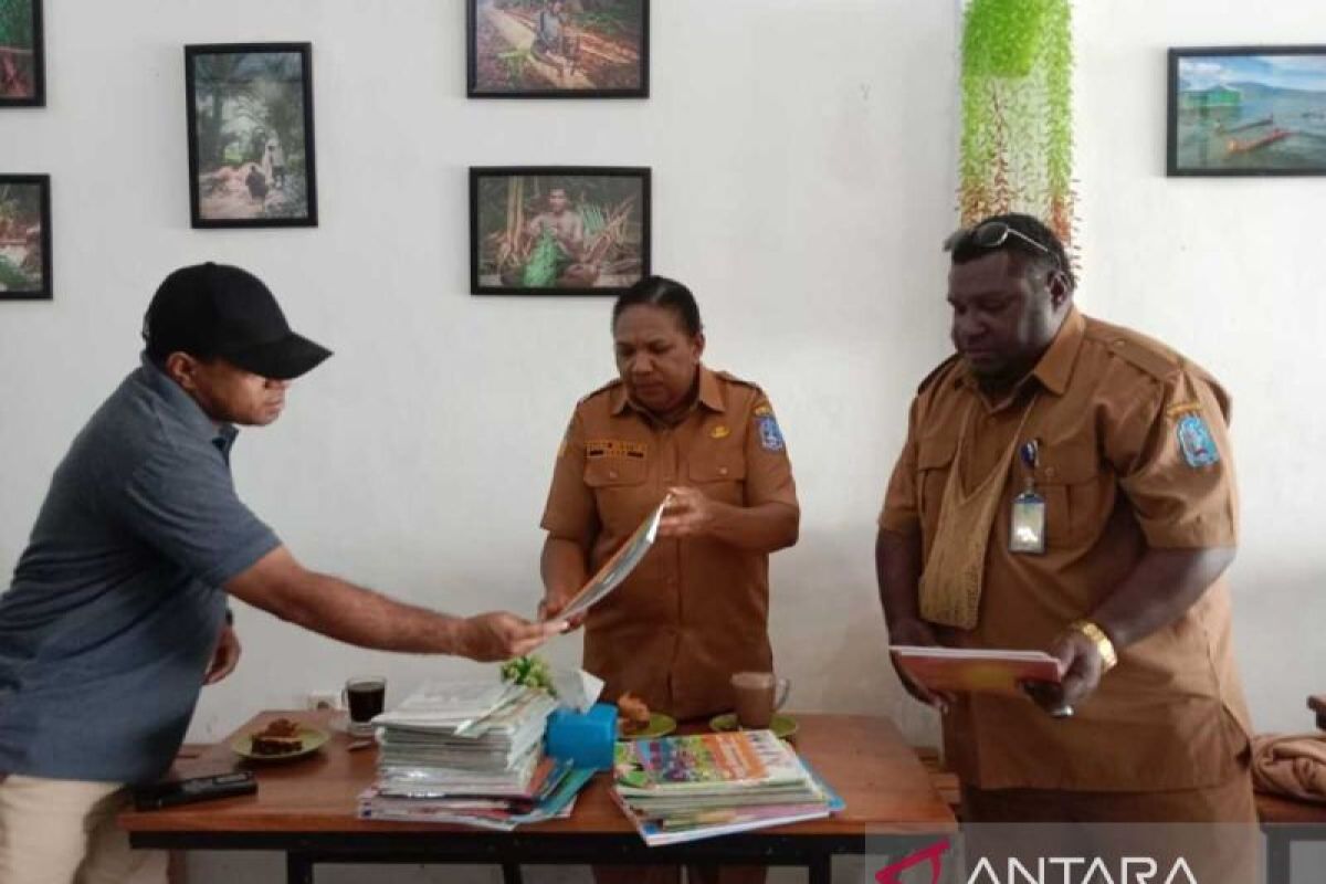 Sekda Jayapura donasikan 50 buku tingkatkan literasi generasi muda Papua