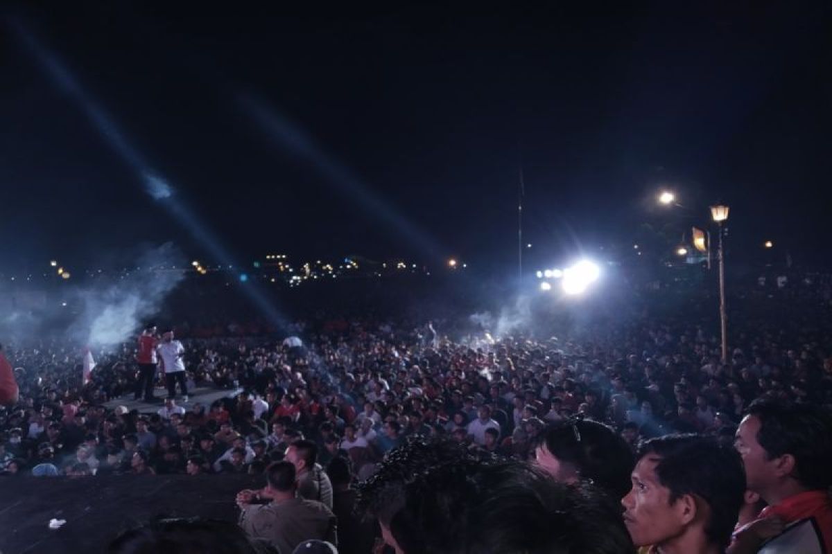 Warga Kota Palembang "nobar" di kawasan Benteng Kuto Besak