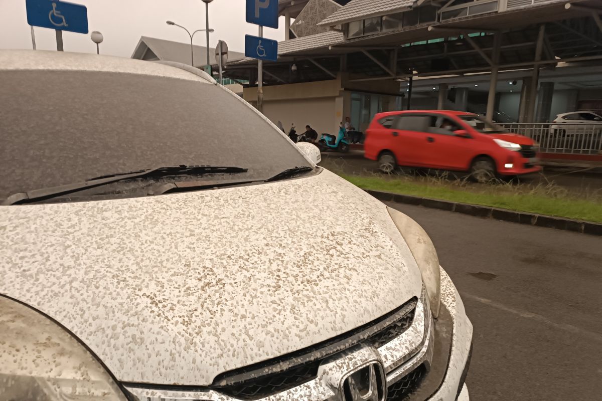 Bandara Sam Ratulangi Manado tertutup debu vulkanik Gunung Ruang