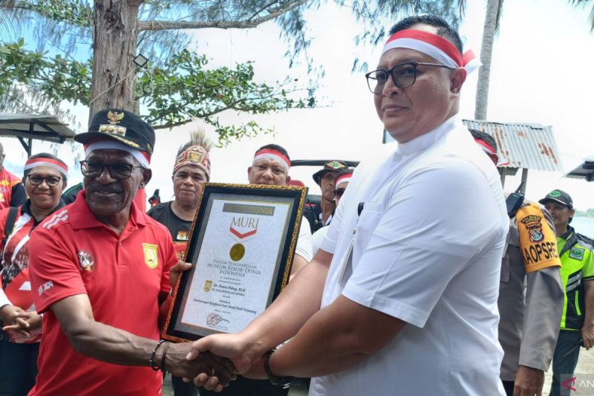 Pemkot Jayapura meraih rekor MURI pembentangan Bendera Merah Putih