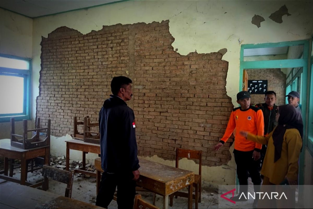 Rusakkan puskesmas, sekolah, dan masjid, getaran gempa di Kabupaten Bandung, Jabar