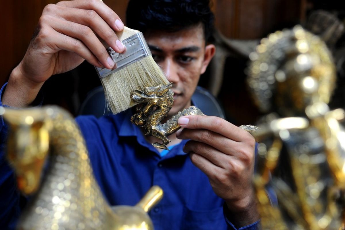 Ini cara pembuatan kerajinan patung kuningan di Mojokerto Jawa Timur
